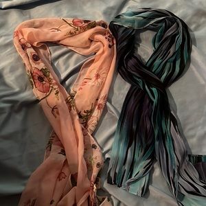 2 pack scarfs. Never worn. Clean and gently cared for.